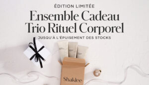 Nous rendons les Fêtes joyeuses, lumineuses et belles avec le nouvel Ensemble Cadeau Trio Rituel Corporel en édition limitée…parfaitement emballé pour la saison des cadeaux.